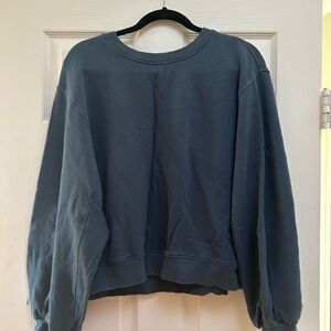 UGG. Cropped Sweatshirt. Flare sleeves.